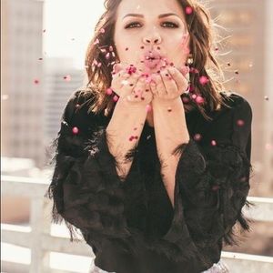 Black top feather sleeve